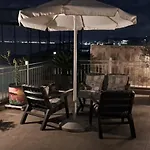 Paradise Rooftop Apartmán Golem (Tirana)
